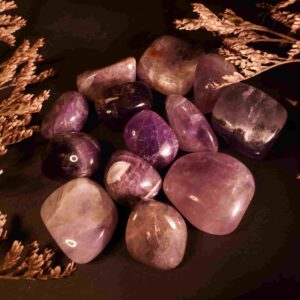 piedra amatista rodada mineral calma mental equilibrio emocional relajación protección espiritual insomnio