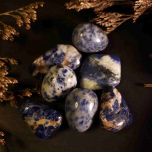 piedra sodalita rodada mineral azul claridad mental intuicion