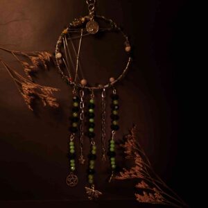 Colgante artesanal Mi Mapa Natal con alambre y cuentas naturales representando una carta astral personalizada