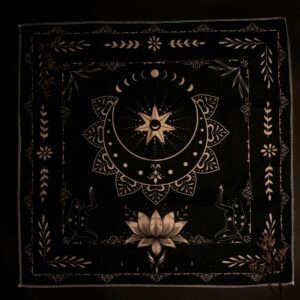 “Paño de tarot con ilustración de Loto, ideal para rituales y lecturas de tarot”