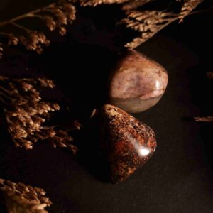 piedra rodonita rosa con vetas negras equilibrio emocional chakra corazón