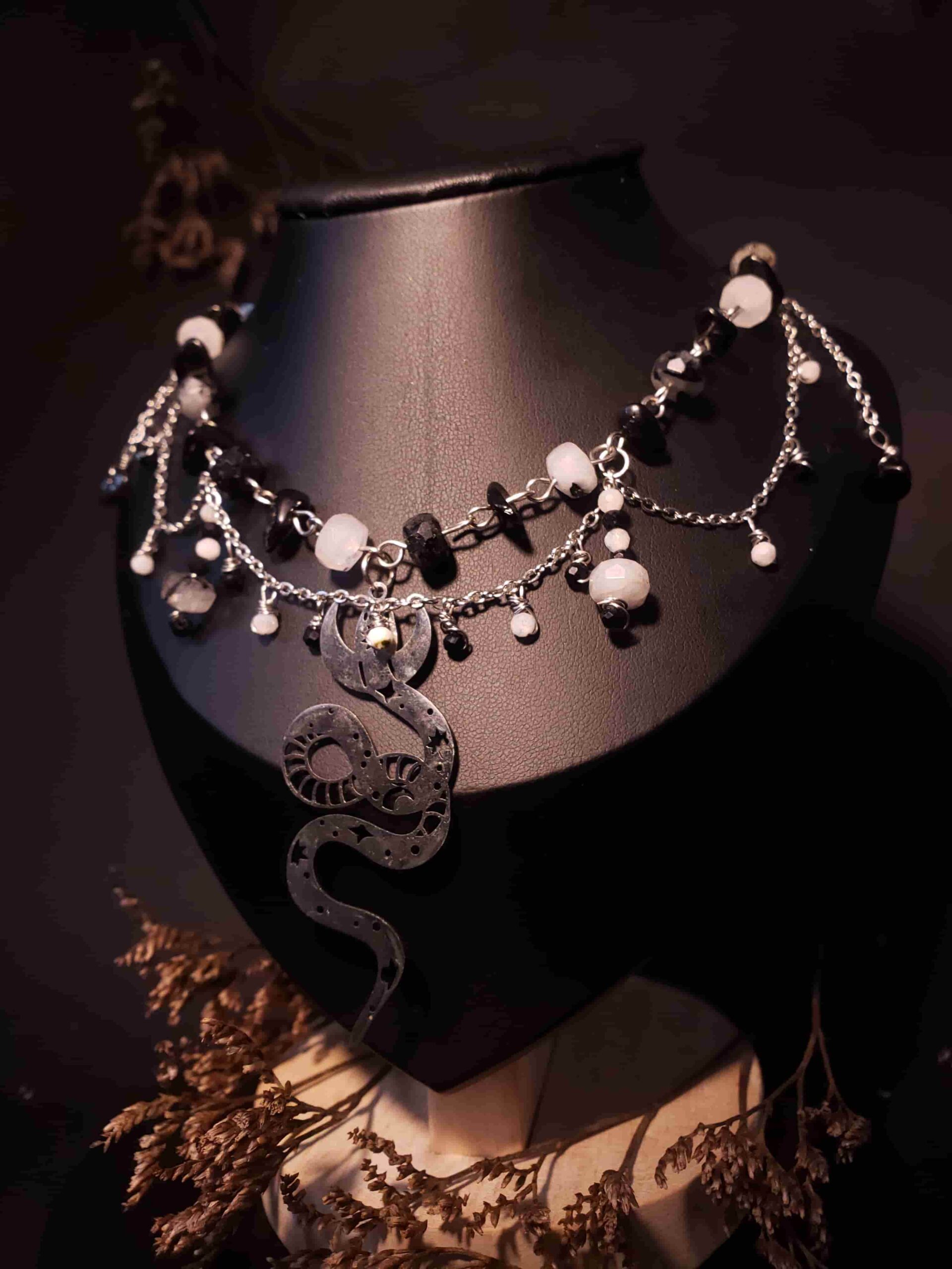 Collar Hécate con obsidiana y cuarzo turmalinado. Protección energética, claridad y guía para momentos de cambio y toma de decisiones.