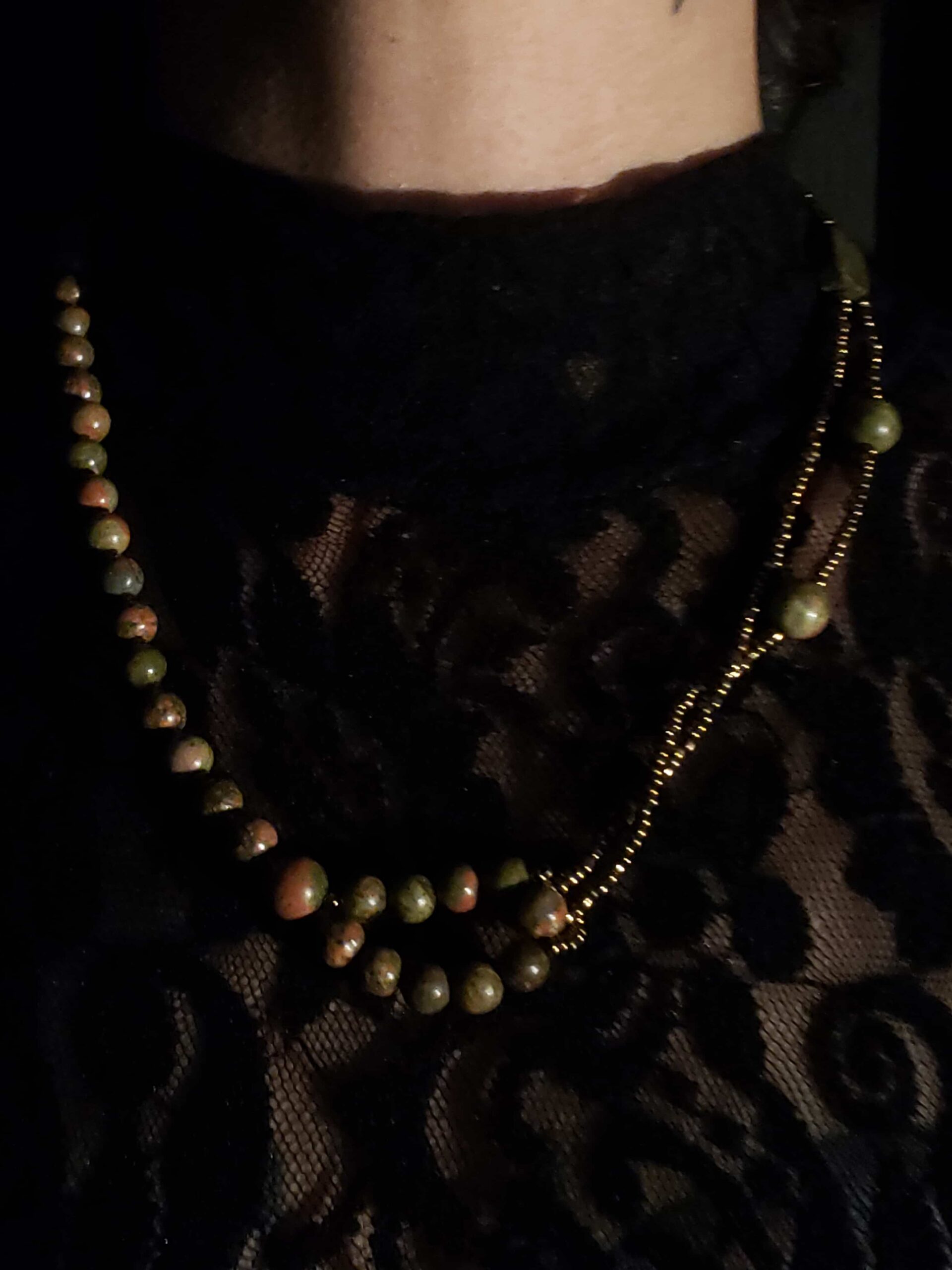 Collar Perséfone con unakita. Transformación emocional, integración de sombra y procesos de renacimiento interno.