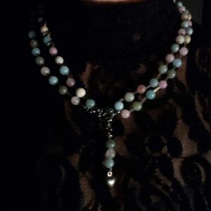 Descubre bisutería simbólica en acero con dijes como triqueta, nudo de bruja y geometría sagrada. Piezas energéticas, no personalizadas y listas para usar.