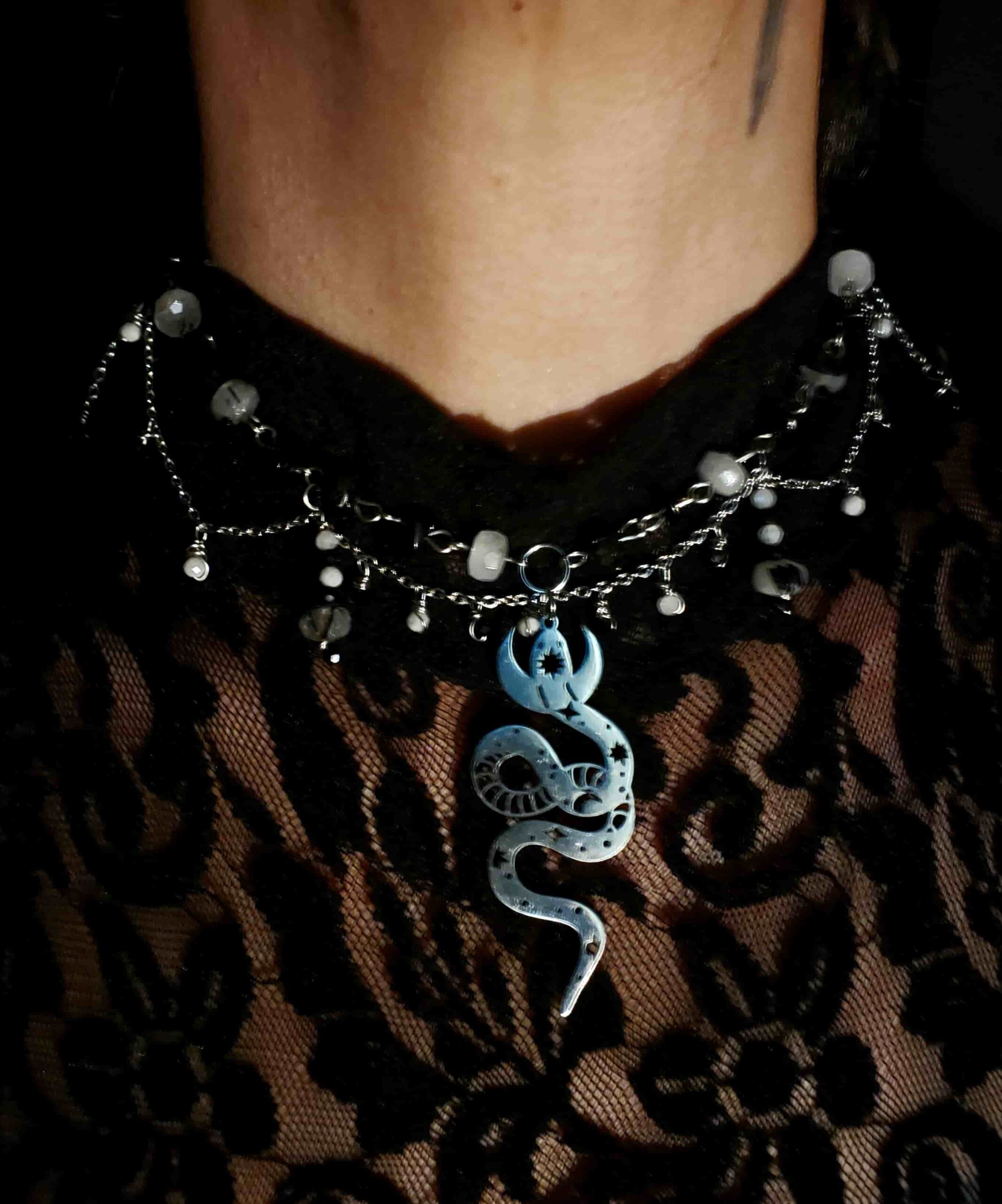 Collar Hécate con obsidiana y cuarzo turmalinado. Protección energética, claridad y guía para momentos de cambio y toma de decisiones.