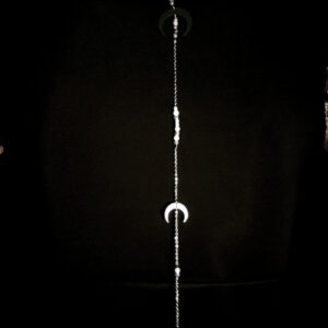 Collar de espalda Nyx con piedra luna y cristal. Joyería femenina única que resalta la espalda con intuición, misterio y energía lunar.