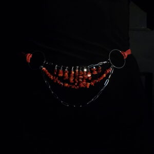 Conjunto Hipólita con collar y cinturón de coral rojo. Fuerza, poder personal y seguridad para mujeres que quieren sostenerse y actuar con decisión.