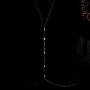Body Chain Nyx con perlas y nácar. Joyería femenina única para conexión corporal, suavidad emocional y sensualidad consciente.