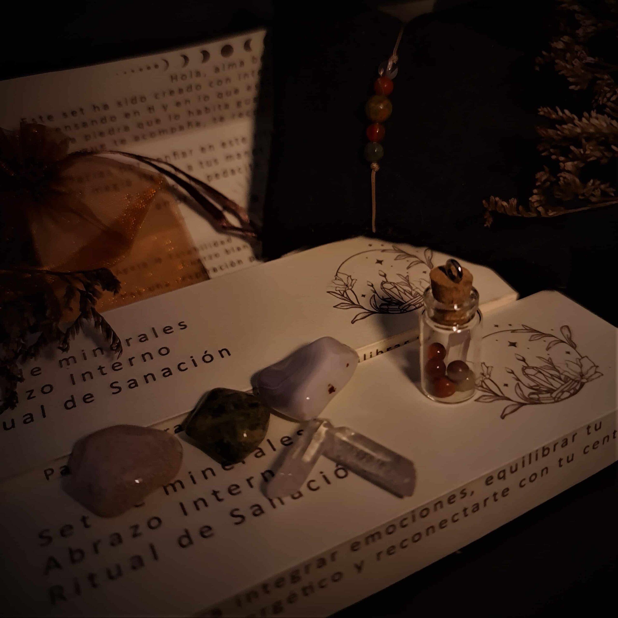 Set de minerales Abrazo Interno con cuarzos, pulsera, botellita y bolsita para sanación y equilibrio emocional