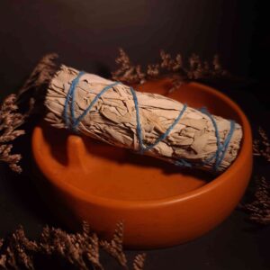 porta inciensos de cerámica artesanal en ambiente ritual con luz cálida