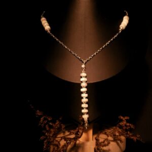 Conjunto Áglae con nácar y cristal. Belleza natural, calma y elegancia para una presencia auténtica y serena.