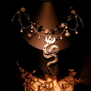 Collar Hécate con obsidiana y cuarzo turmalinado. Protección energética, claridad y guía para momentos de cambio y toma de decisiones.