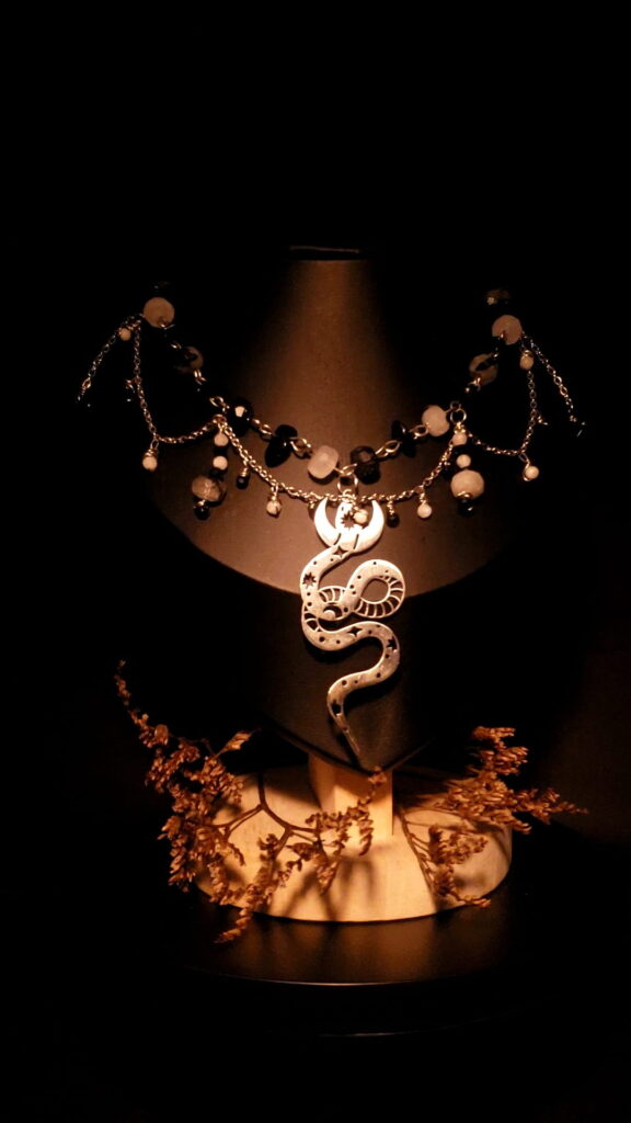 Collar Hécate con obsidiana y cuarzo turmalinado. Protección energética, claridad y guía para momentos de cambio y toma de decisiones.