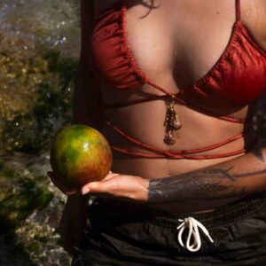 Mango, pendiente usado en modelo, pieza inspirada en la confianza, la vitalidad y la alegría del verano.