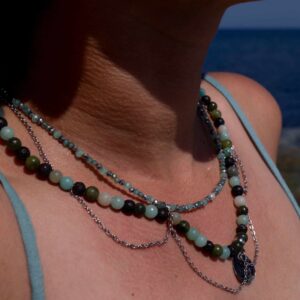 Mayu, detalle de collar con amazonita, piedra volcánica y escama natural de pescado preservada en resina.